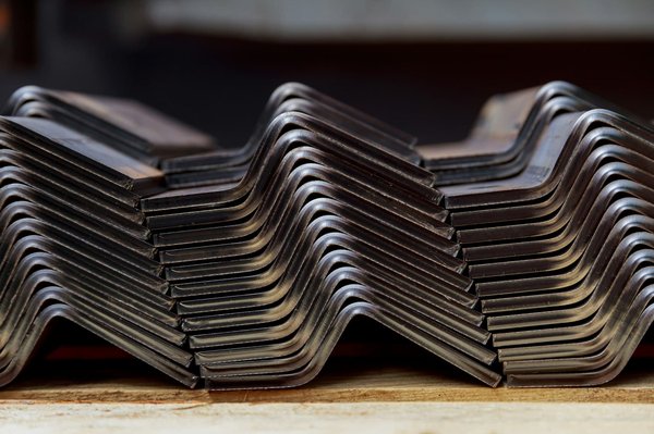 Tôle en acier : les étapes de pose à respecter